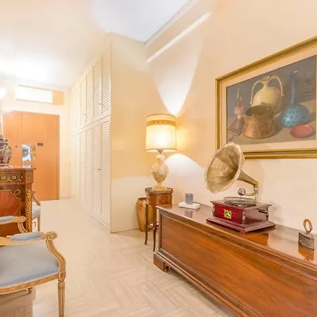 Drake's Royal - Centre & Train Station 모데나