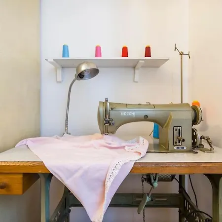 Drake's Royal - Centre & Train Station *