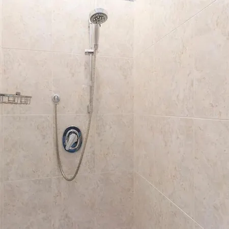 Drake's Royal - Centre & Train Station