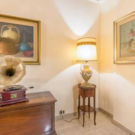 Drake's Royal - Centre & Train Station *