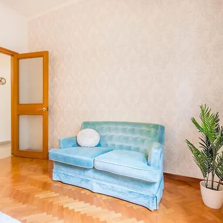 Drake's Royal - Centre & Train Station