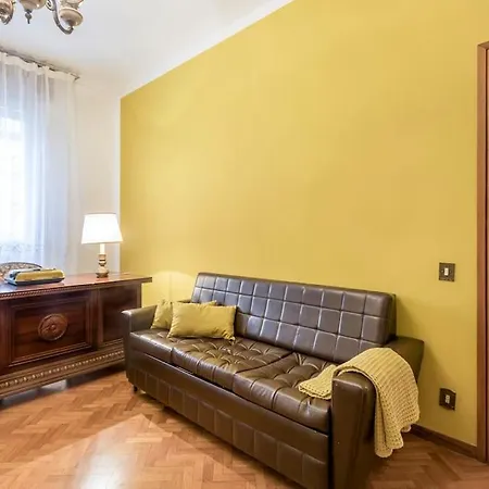 Drake's Royal - Centre & Train Station *