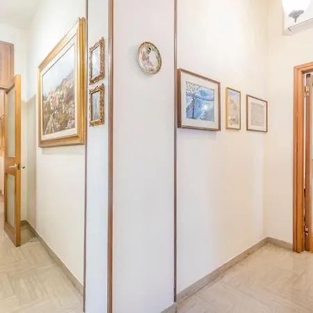 Drake's Royal - Centre & Train Station