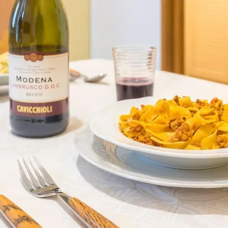 Drake's Royal - Centre & Train Station * 모데나