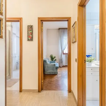 Drake's Royal - Centre & Train Station * Modena