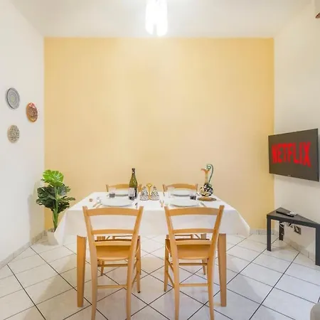 Drake's Royal - Centre & Train Station *