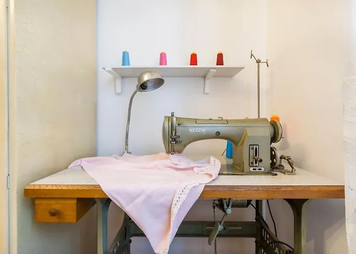 Drake's Royal - Centre & Train Station *