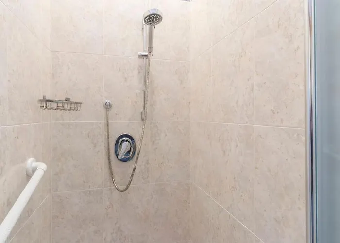 Drake's Royal - Centre & Train Station