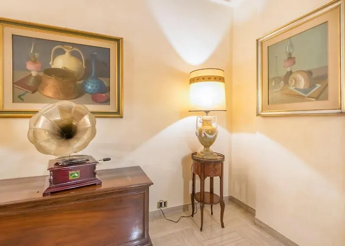 Drake's Royal - Centre & Train Station *