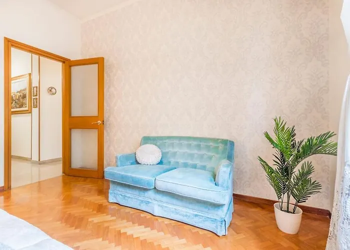 Drake's Royal - Centre & Train Station