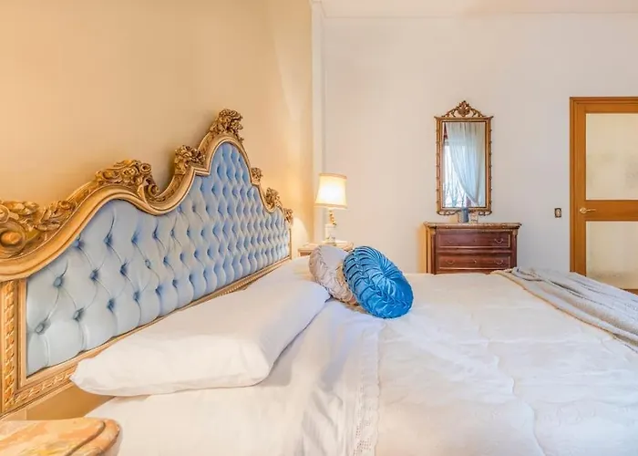 Drake's Royal - Centre & Train Station Modena