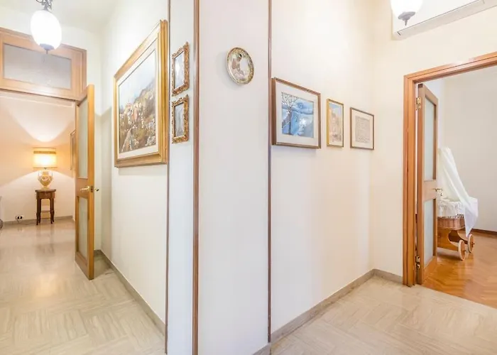 Drake's Royal - Centre & Train Station