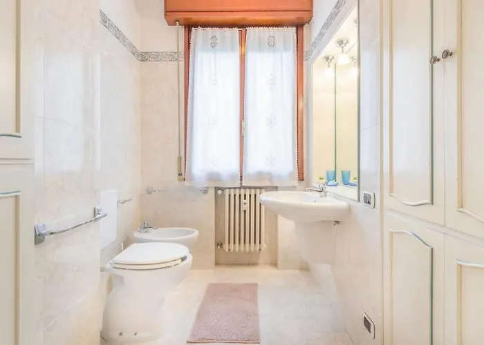 Drake's Royal - Centre & Train Station