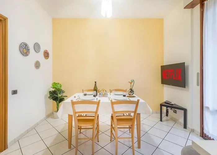 Drake's Royal - Centre & Train Station *