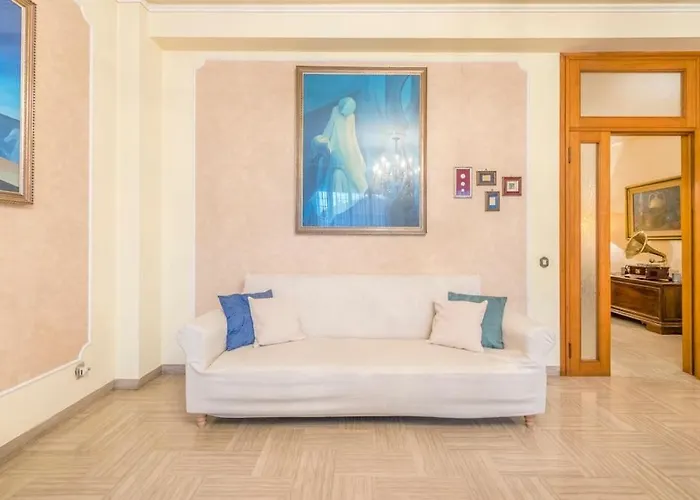 Drake's Royal - Centre & Train Station Modena