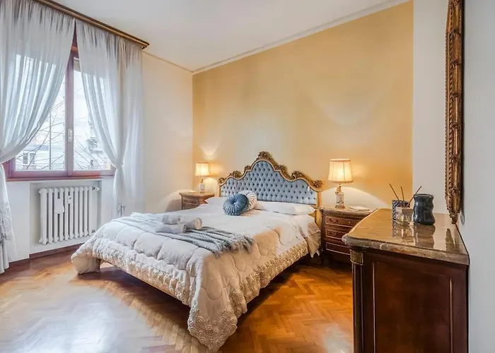 Drake's Royal - Centre & Train Station *